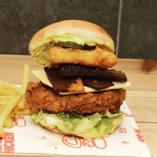 That’s our REALLY BIG BURGER in all it’s glory. 

New recipe golden fried Chick’n, hashbrown, bacun, cheeze, gherkins, lettuce and mayo. 

This burger stands out and stands tall. 

Use code RHCFRINGE30 for a 30% off on Uber 😉

#veganbrighton #veganfoodporn #brightonvegan #brighton #reallyhappychicken #supportsmallbusiness #londonvegan #bestburger #veganburgers